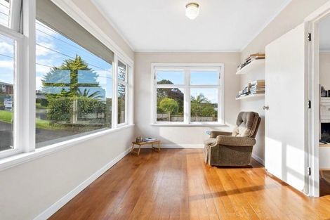 Photo of property in 105 Triangle Road, Massey, Auckland, 0614