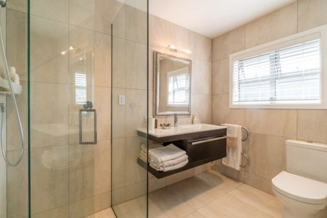 Photo of property in 33 Te Kawa Road, Greenlane, Auckland, 1061