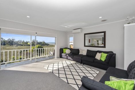 Photo of property in 100 Tiroroa Avenue, Te Atatu South, Auckland, 0610