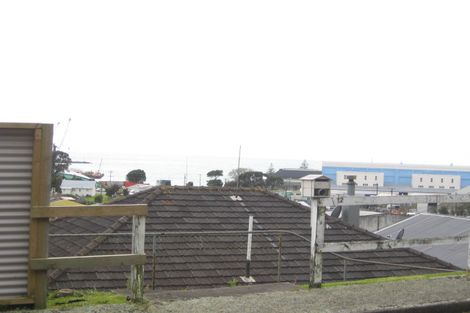 Photo of property in 12 Weston Street, Moturoa, New Plymouth, 4310