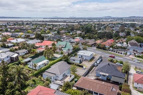 Photo of property in 22 Te Atatu Road, Te Atatu South, Auckland, 0610