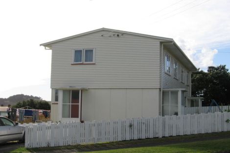 Photo of property in 2 Cumberland Grove, Cannons Creek, Porirua, 5024