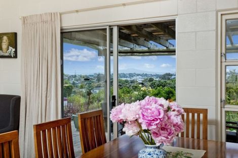 Photo of property in 547 Glenfield Road, Glenfield, Auckland, 0629