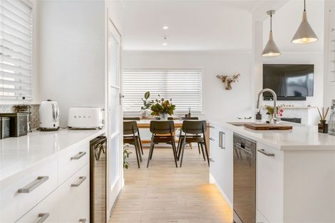 Photo of property in 15 Camelot Place, Glenfield, Auckland, 0629