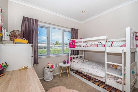 Photo of property in 2/52 Aberdeen Road, Campbells Bay, Auckland, 0620