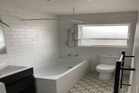 Photo of property in 170a Queen Street, Northcote Point, Auckland, 0627