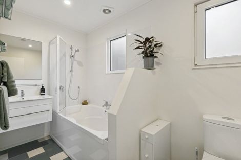 Photo of property in 32 Frobisher Street, Island Bay, Wellington, 6023