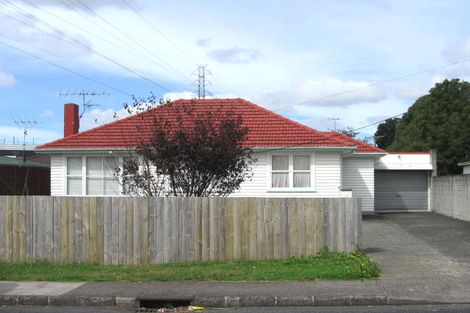 Photo of property in 9 Grainger Road, Te Atatu South, Auckland, 0610