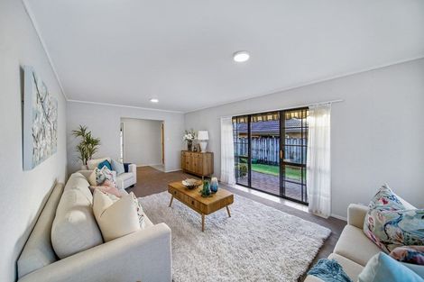 Photo of property in 2/32 Headcorn Place, Botany Downs, Auckland, 2010