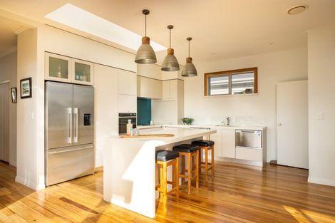 Photo of property in 8 Autere Street, Strandon, New Plymouth, 4312