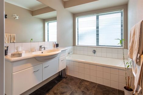 Photo of property in 60 Cholmondeley Crescent, Whitianga, 3510