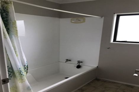 Photo of property in 4 Dungarvon Place, Clendon Park, Auckland, 2103