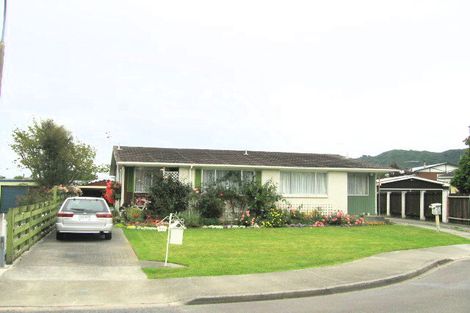 Photo of property in 2/10 Ponderosa Grove, Maoribank, Upper Hutt, 5018