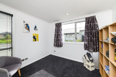 Photo of property in 4 Saint Heliers Grove, Fitzherbert, Palmerston North, 4410