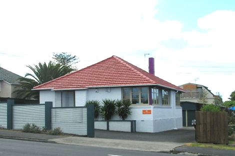 Photo of property in 83 Onewa Road, Northcote, Auckland, 0627