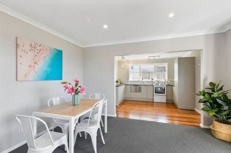 Photo of property in 14 Ruskin Road, Newlands, Wellington, 6037