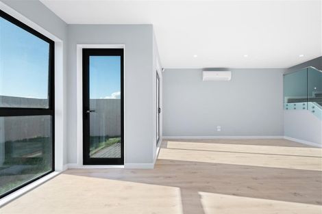 Photo of property in 8 Taipahitini Road, Rosehill, 2113