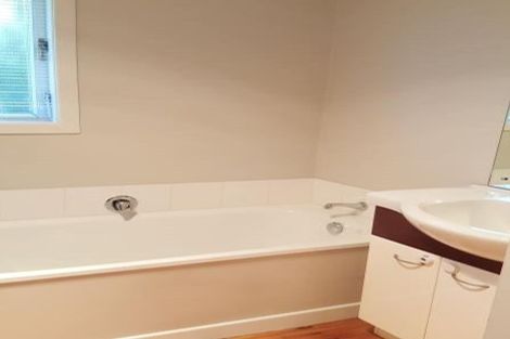 Photo of property in 37 Kervil Avenue, Te Atatu Peninsula, Auckland, 0610