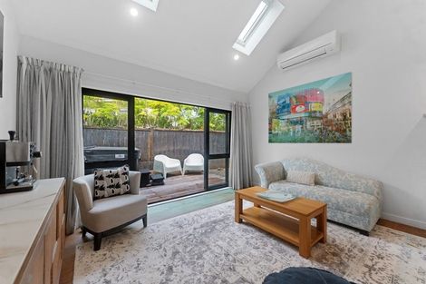Photo of property in 2/8 Phillip Parade, Forrest Hill, Auckland, 0620