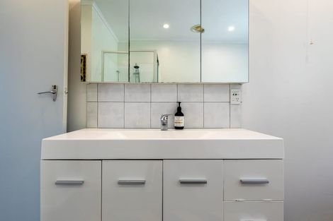 Photo of property in 9 Raroa Terrace, Waiatarua, Auckland, 0604