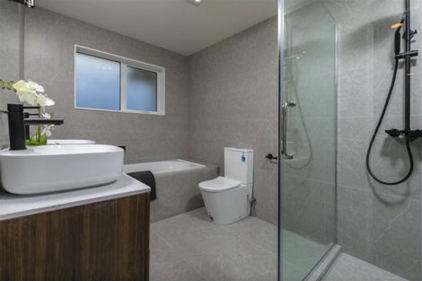 Photo of property in 16 Barrique Road, Kumeu, 0810