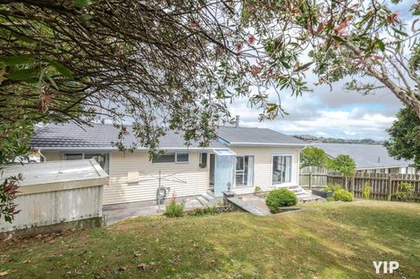 Photo of property in 18 Colchester Crescent, Newlands, Wellington, 6037