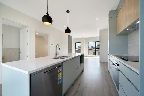 Photo of property in 4/107 Hobsonville Road, West Harbour, Auckland, 0618