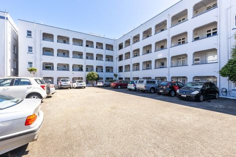 Photo of property in Devonport Apartments, 21/127 Saint Aubyn Street, New Plymouth, 4310