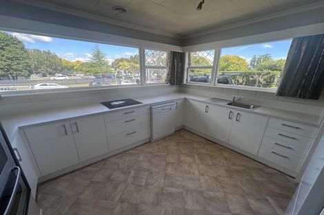 Photo of property in 4 Wikiriwhi Crescent, Awapuni, Palmerston North, 4412