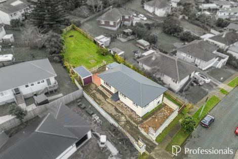 Photo of property in 1 Wakefield Terrace, Tawa, Wellington, 5028