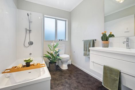 Photo of property in 16 Pono Place, Waiuku, 2123