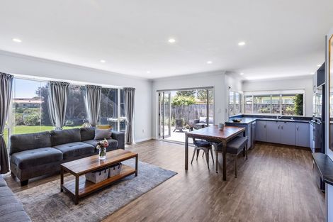 Photo of property in 10 Glen Loch Place, Paraparaumu, 5032