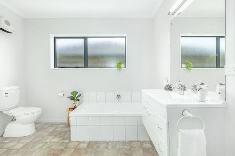 Photo of property in 18 Guildford Drive, Paraparaumu, 5032