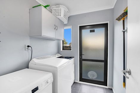 Photo of property in 32 Dahlstrom Grove, Kelvin Grove, Palmerston North, 4414