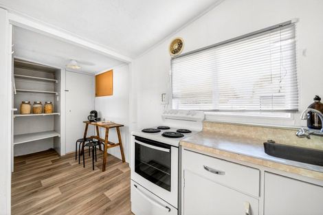 Photo of property in 1 Kempton Street, Greytown, 5712