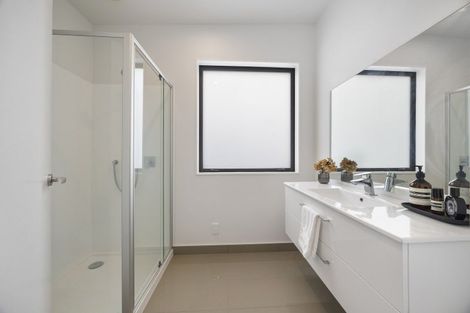 Photo of property in 13/15 Chivalry Road, Glenfield, Auckland, 0629