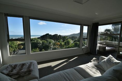 Photo of property in 24 Domain Crescent, Muriwai, Waimauku, 0881