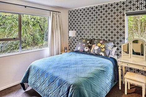 Photo of property in 18 Bloomsbury Grove, Newlands, Wellington, 6037