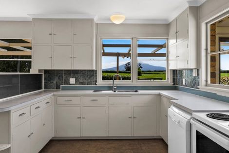 Photo of property in 1904 South Road, Kaupokonui, 4678