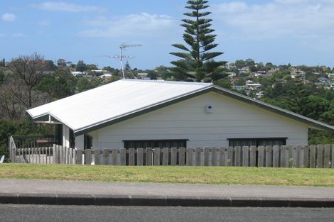 Photo of property in 16 Noeleen Street, Glenfield, Auckland, 0629