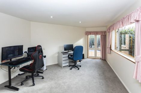 Photo of property in 94 Memorial Avenue, Ilam, Christchurch, 8053