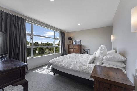 Photo of property in 19 Springdale Grove, Fitzherbert, Palmerston North, 4410
