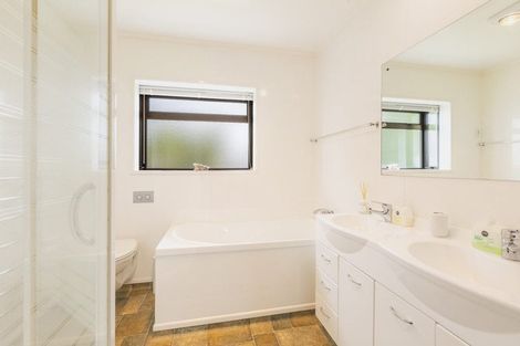 Photo of property in 9 Deakin Place, Clive, 4102