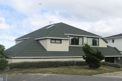 Photo of property in 30 Akaroa Drive, Maupuia, Wellington, 6022