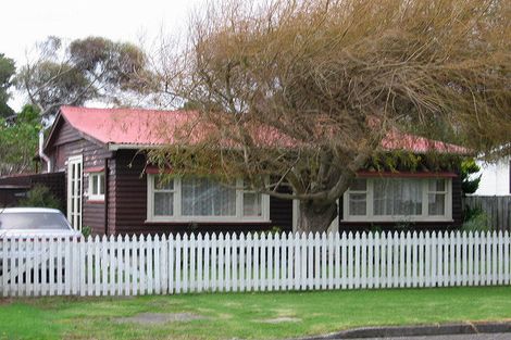 Photo of property in 37 Waimea Road, Waikanae Beach, Waikanae, 5036