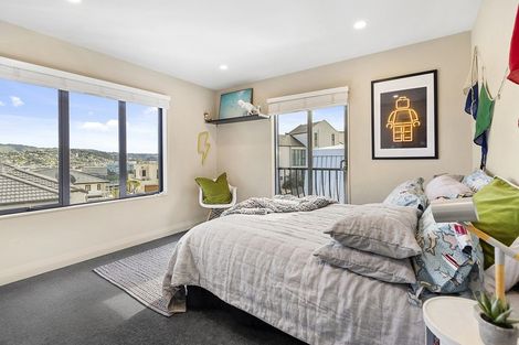 Photo of property in 5 Bunker Way, Strathmore Park, Wellington, 6022