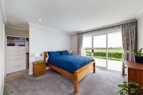 Photo of property in 11 Saint Heliers Grove, Fitzherbert, Palmerston North, 4410