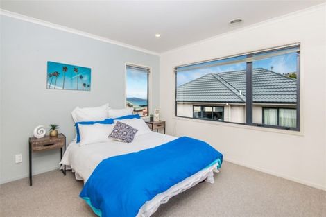 Photo of property in 9 Dress Circle, Newlands, Wellington, 6037