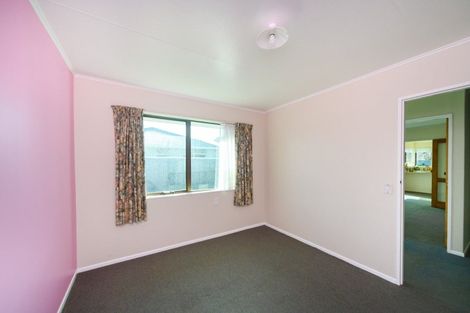 Photo of property in 18 Westmere Place, Takaro, Palmerston North, 4412