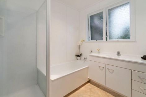 Photo of property in 77 Seymour Road, Sunnyvale, Auckland, 0612